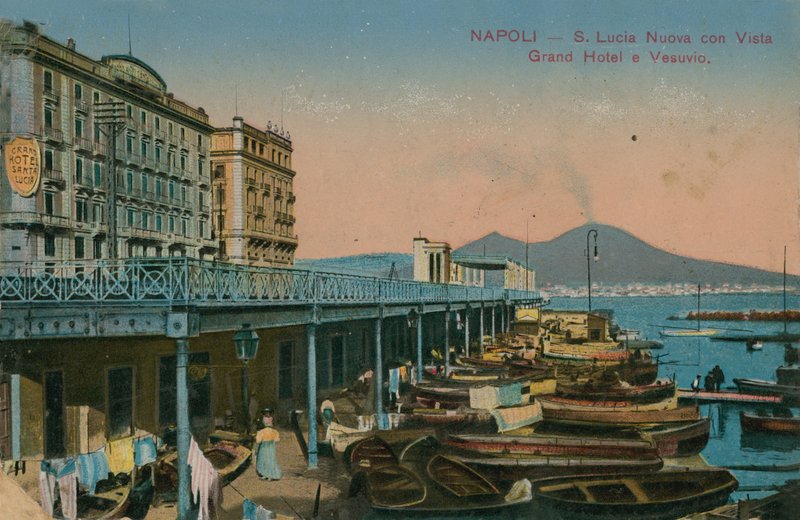 那不勒斯 -  Grand Hotel Santa Lucia和维苏威火山的景色。明信片于1913年寄出。 作者 意大利摄影师