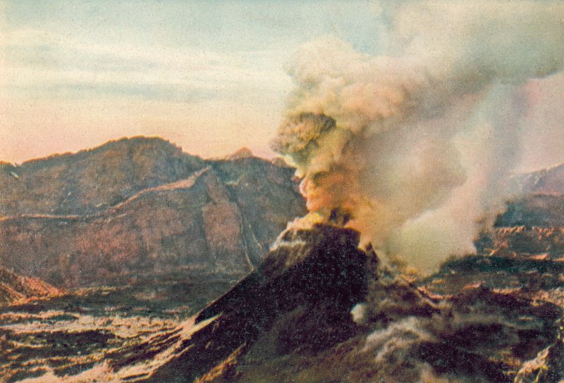 那不勒斯：喷发中的维苏威火山（彩色照片） 作者 意大利摄影师