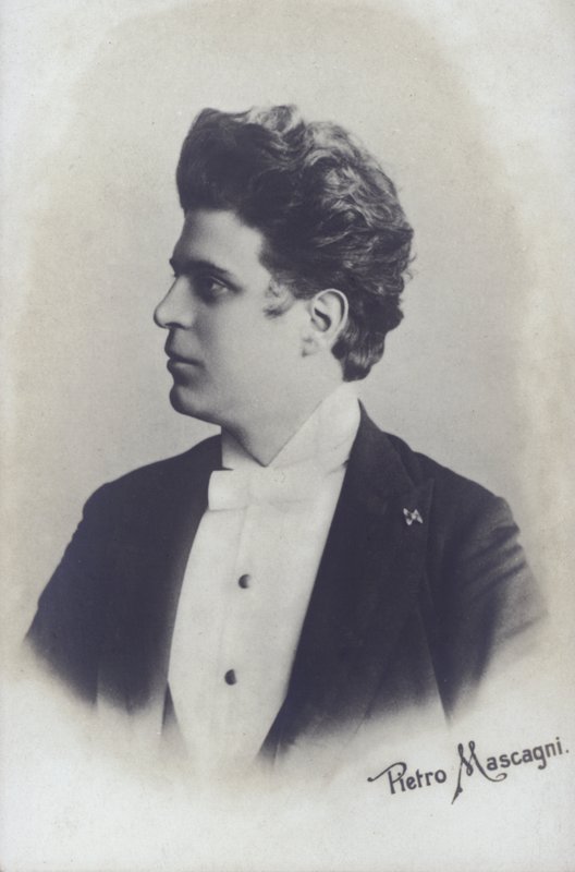 马斯卡尼（Pietro Mascagni），歌剧《乡村爱情》（Cavalleria Rusticana）的意大利作曲家（黑白照片）。 作者 意大利摄影师