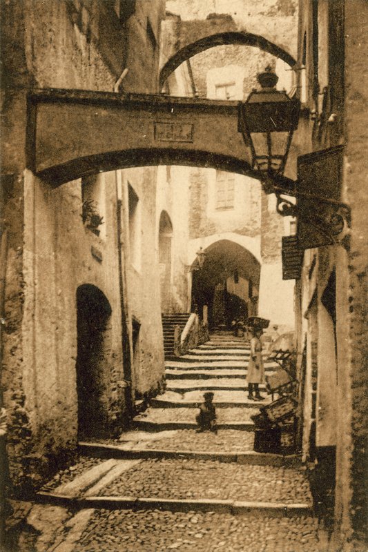 San Remo, Citta Vecchia, Via Santa Brigida (b/w photo) 作者 意大利摄影师