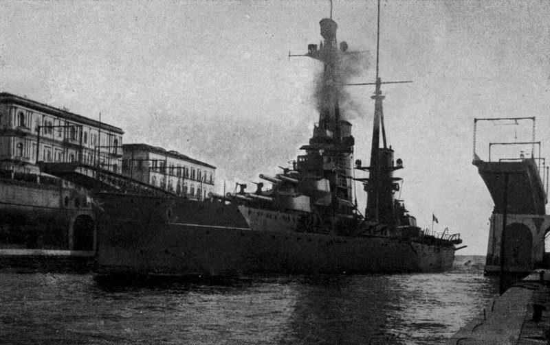塔兰托，R Nave Duilio 通过通航运河（黑白照片） 作者 意大利摄影师