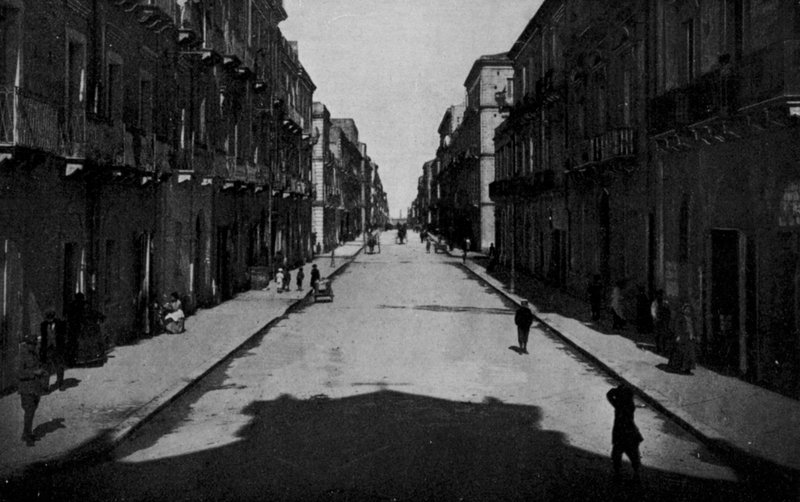 Taranto, Via Anfiteatro (b/w photo) 作者 意大利摄影师