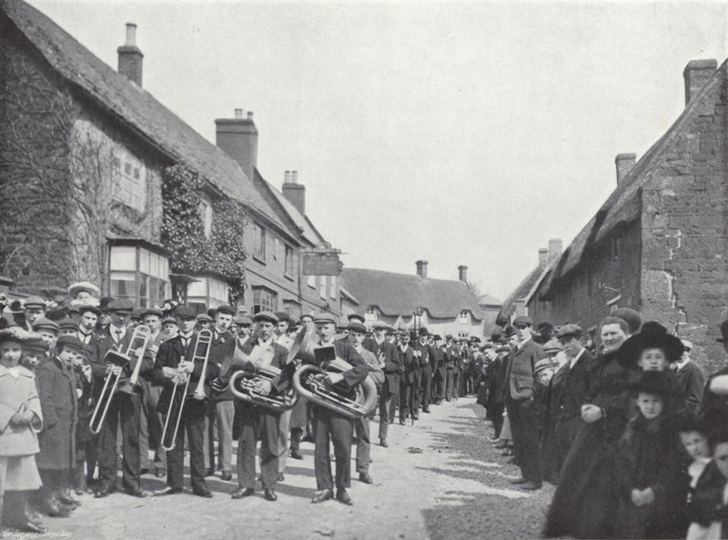 游行中的Hallaton Hare Pie Festival 作者 J.本杰明·斯通