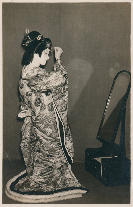 一个穿着和服的女人 作者 日本摄影师