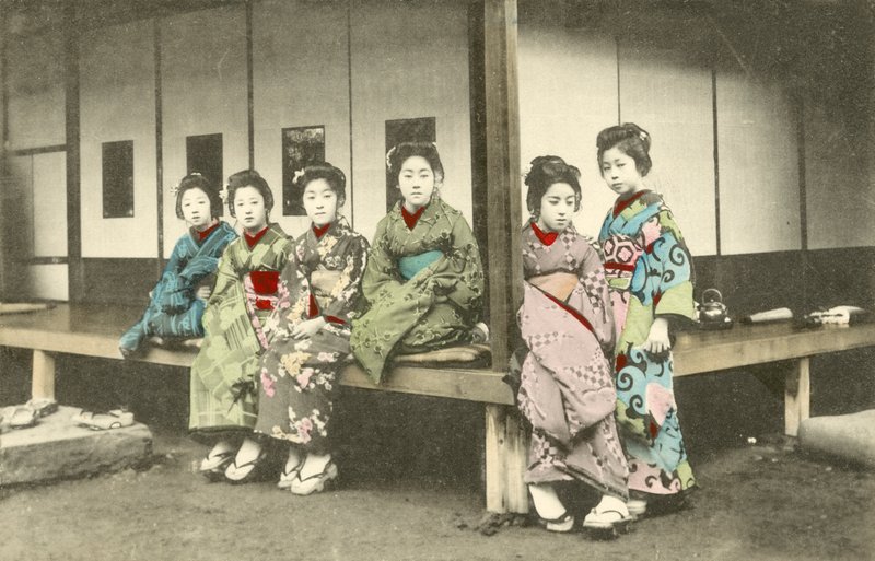 一群日本女性，可能是艺妓 作者 日本摄影师
