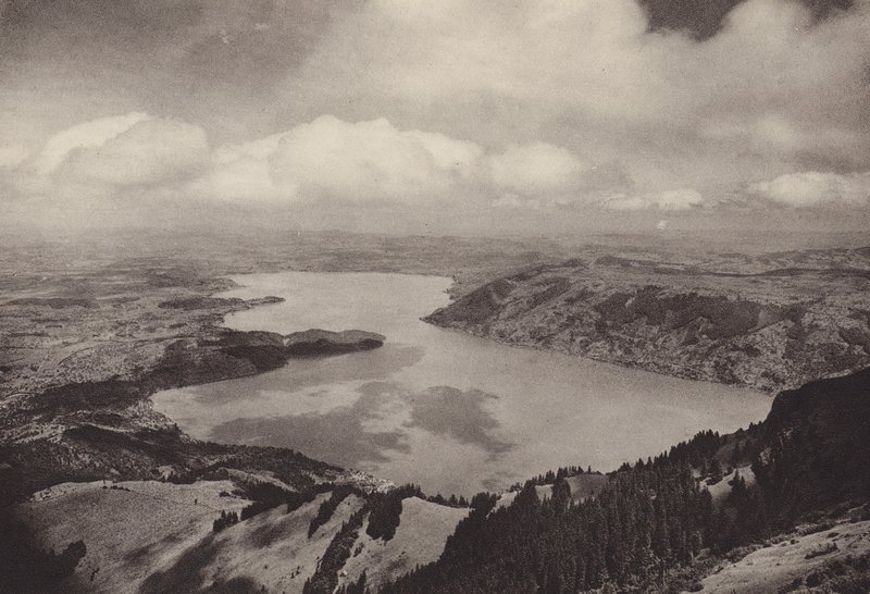 瑞吉库尔姆 (Rigi Kulm)，楚格湖景观（黑白照片） 作者 让·加贝雷尔