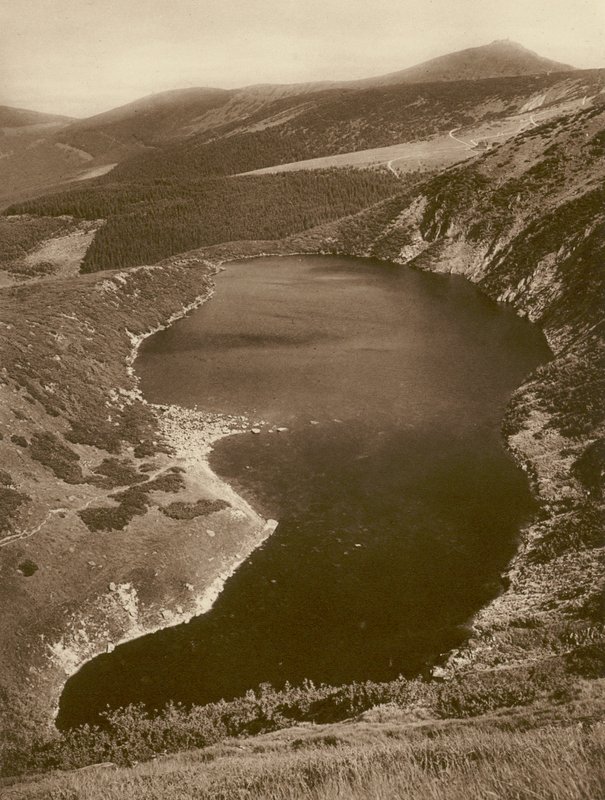 大池塘和Sněžka（克尔科诺斯山脉）； 大池塘和斯涅日卡 (Krkonoše)（黑白照片） 作者 库尔特·希尔斯彻