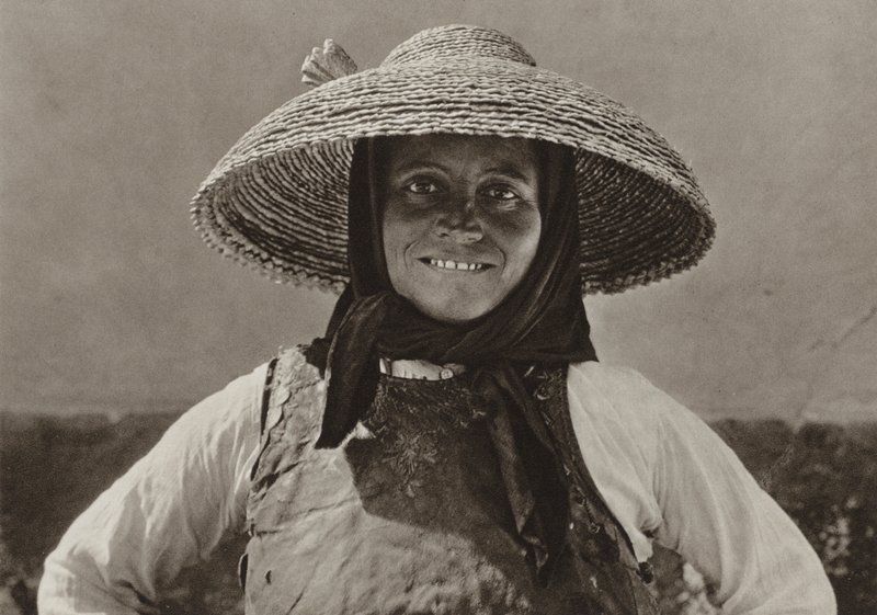 罗马尼亚：Liebling, Suabian 妇女（黑白照片） 作者 库尔特·希尔斯彻
