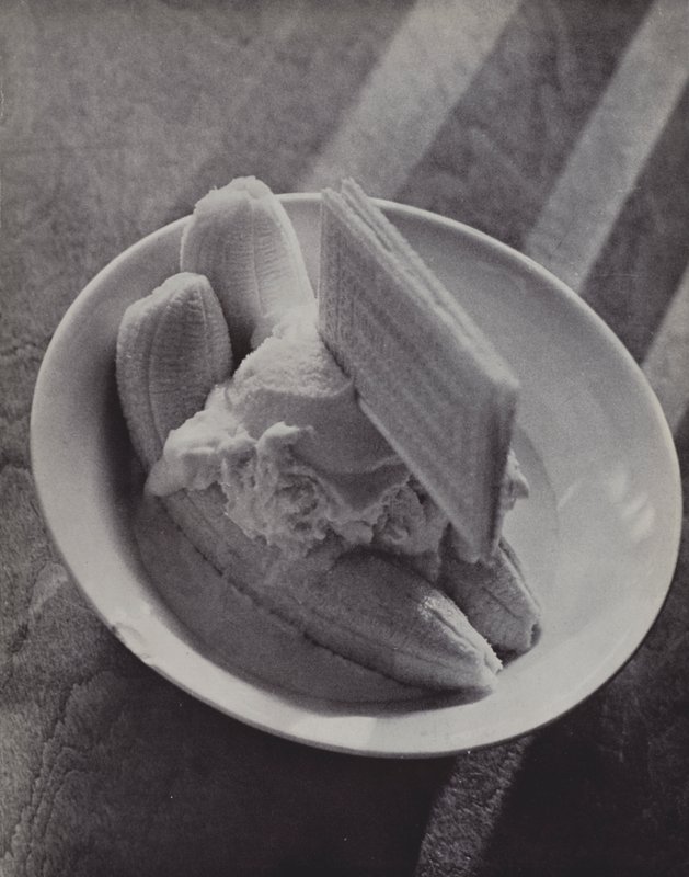 伊顿区的 "Banana Mess"(黑白照片) 作者 拉斯洛·莫霍利·纳吉（Laszlo Moholy Nagy）
