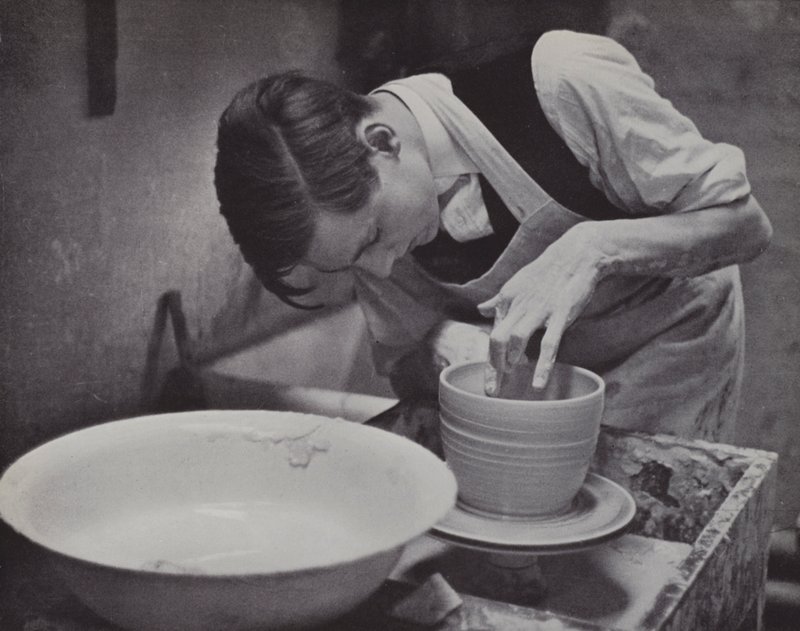 伊顿公学的陶器（黑白照片） 作者 拉斯洛·莫霍利·纳吉（Laszlo Moholy Nagy）