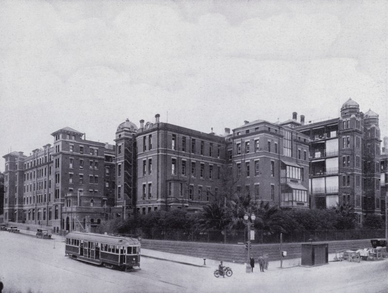 Melbourne Hospital, from the intersection of Swanston and Lonsdale Streets (b/w photo) 作者 澳大利亚摄影师