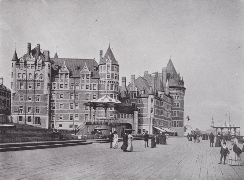 Chateau Frontenac and Dufferin Terrace (b/w photo) 作者 加拿大摄影师