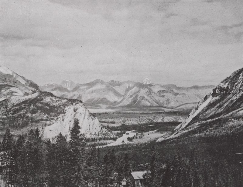 The Bow Valley, in the Canadian National Park; Canadian Pacific Railway (b/w photo) 作者 加拿大摄影师