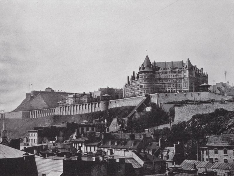 The Chateau and Citadel from Lower Town, Quebec (b/w photo) 作者 加拿大摄影师