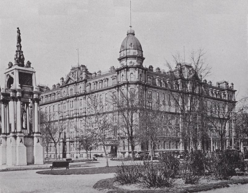 Windsor Hotel and Sir John A Macdonald Monument, Montreal (b/w photo) 作者 加拿大摄影师