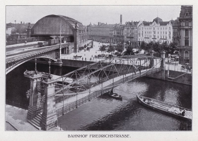 Berlin: Bahnhof Friedrichstrasse (b/w photo) 作者 德国摄影师