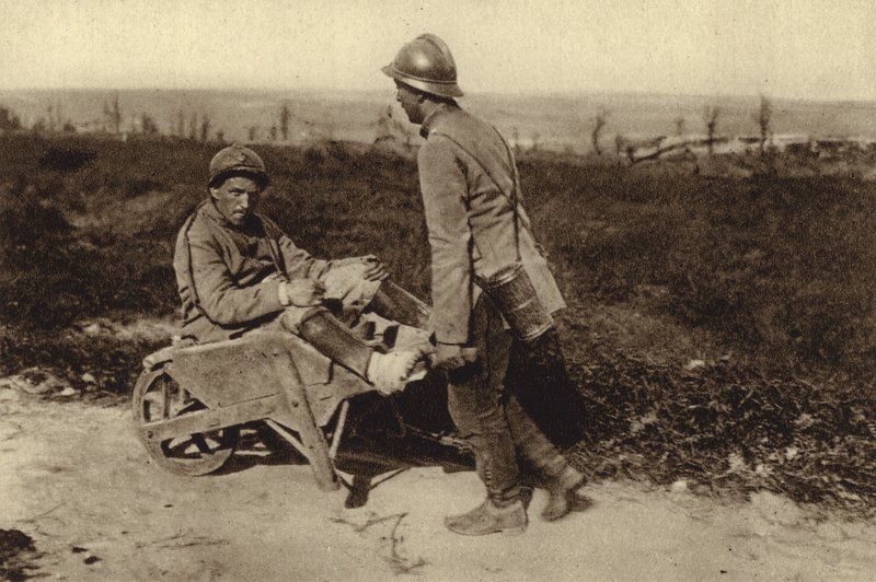 Captured French soldier transporting his wounded comrade in a wheelbarrow, World War I 作者 德国摄影师