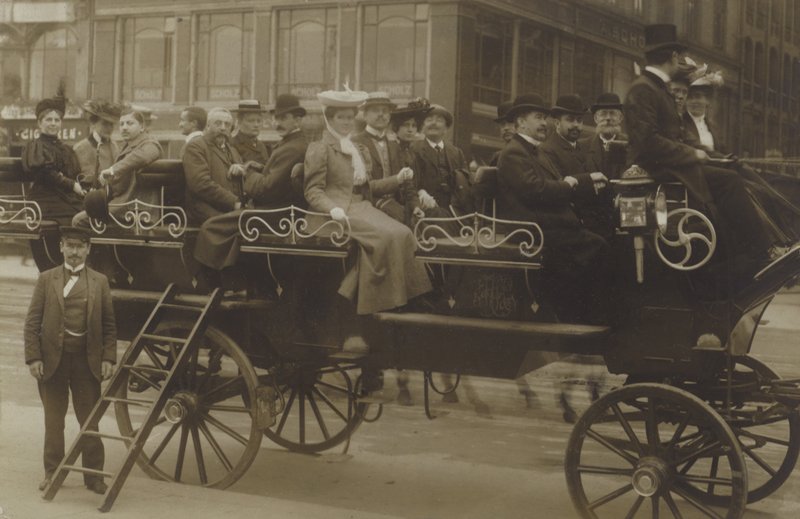 Charabanc，柏林（黑白照片）。 作者 德国摄影师
