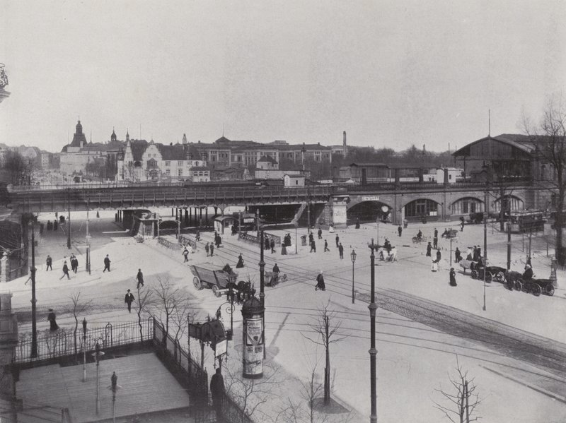 Charlottenburg、Hardenbergstrasse、Zoologischer Garten 火车站（黑白照片） 作者 德国摄影师