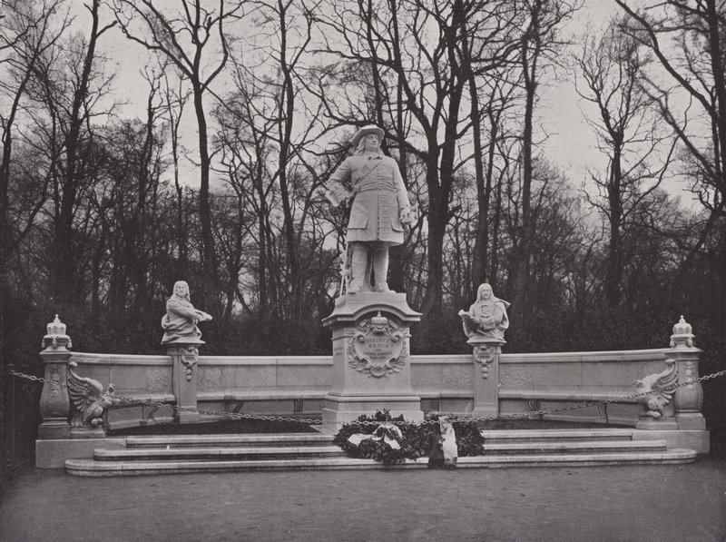 Der Sieges-Allee 纪念碑，弗里德里希·威廉 (Friedrich Wilhelm)，大库弗斯特 (Der Grosse Kurfurst)（黑白照片） 作者 德国摄影师