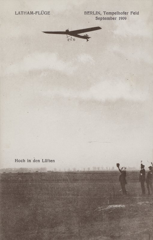 1909年9月，法国飞行员休伯特-莱瑟姆飞越柏林坦佩尔霍夫机场（黑白照片）。 作者 德国摄影师