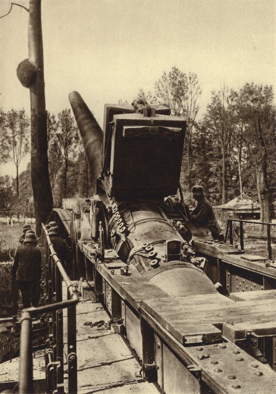 German 380 mm railway gun of the type used in the bombardments of Verdun and Dunkirk, France, World War I 作者 德国摄影师