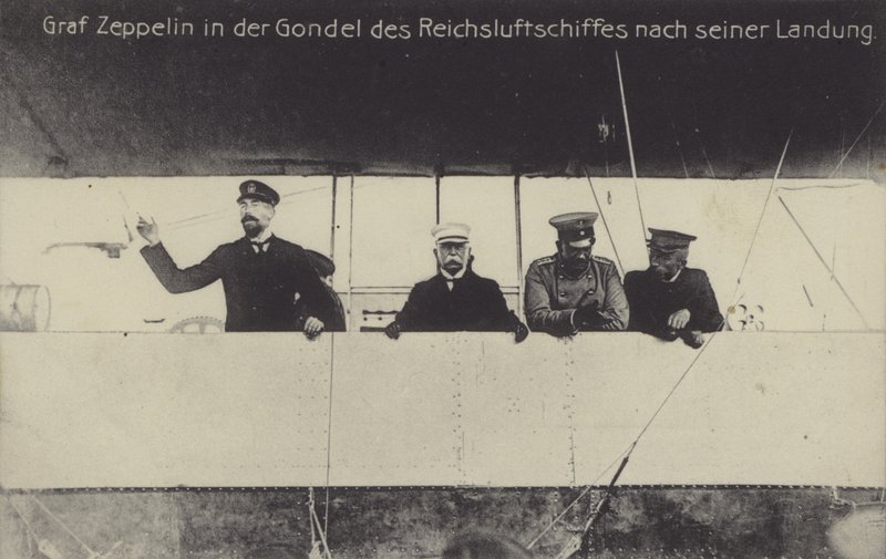 德国飞艇建造者Graf Ferdinand von Zeppelin在他的一艘飞艇降落后的吊舱中（黑白照片）。 作者 德国摄影师