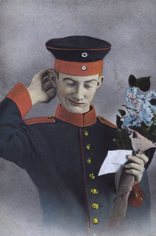German soldier holding a note and a bunch of flowers (photo) 作者 德国摄影师