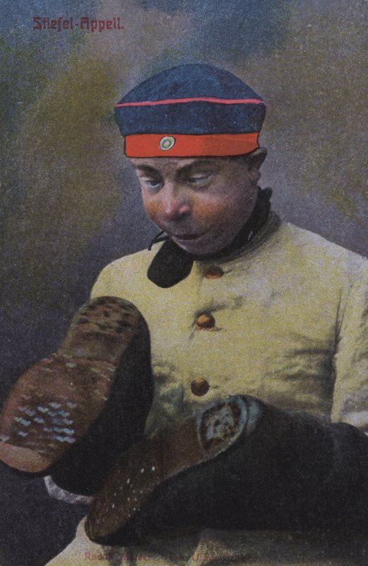 German soldier looking at the soles of his boots (coloured photo) 作者 德国摄影师
