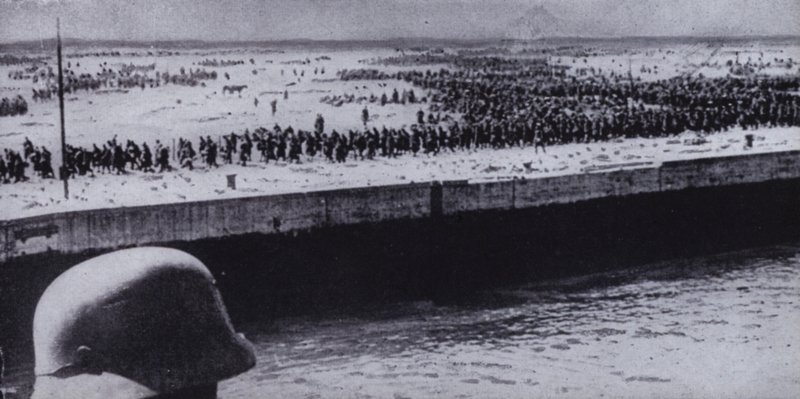 German soldier surveying Allied prisoners on the beach at Dunkirk, France, World War II, June 1940 (b/w photo) 作者 德国摄影师