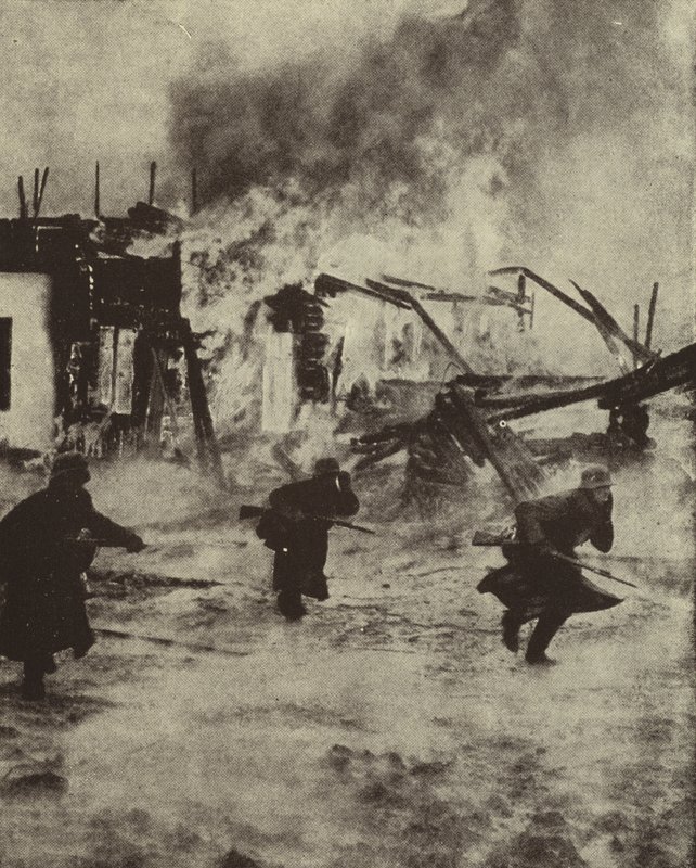 1940 年 5 月，二战期间，德国士兵在被德国空军轰炸后穿过燃烧的鹿特丹废墟（黑白照片） 作者 德国摄影师