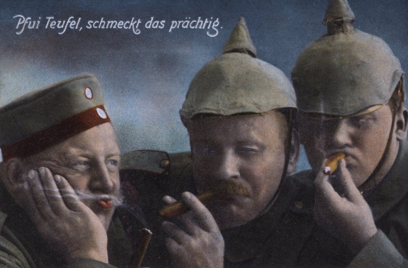German soldiers enjoying cigars (coloured photo) 作者 德国摄影师