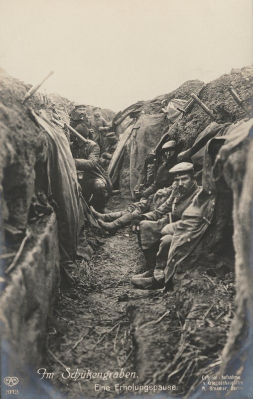 German soldiers taking a break in the trenches, World War I 作者 德国摄影师