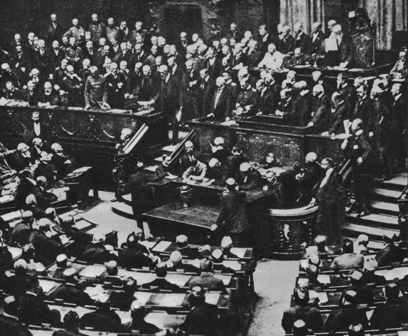 1914年8月3日，德国在帝国议会上对法国宣战（黑白照片）。 作者 德国摄影师