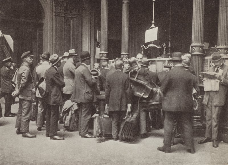 Hyperinflation in Weimar Germany: members of the public queuing outside the Reichsbank in Berlin with suitcases to carry their money, July 1923 (b/w photo) 作者 德国摄影师