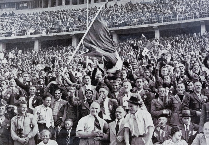 Italian fans supporting their athletes in the stadium at the Olympic Games, Berlin, Germany 作者 德国摄影师