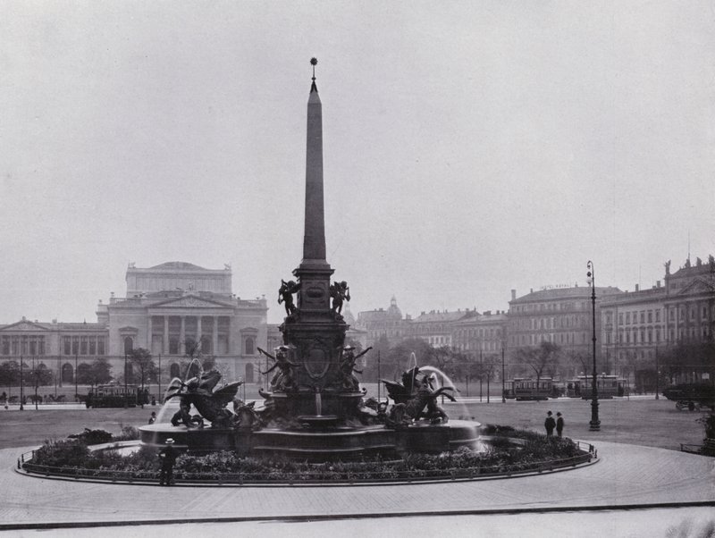 莱比锡：Mendebrunnen Auf Dem Augustusplatz and Neues Theater (b/w photo) 作者 德国摄影师