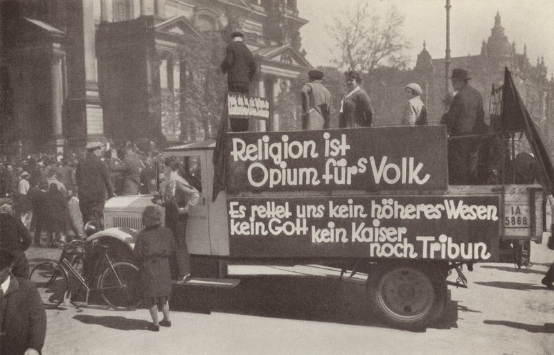 Lorry daubed with Communist slogans on the streets of Berlin, Germany 作者 德国摄影师