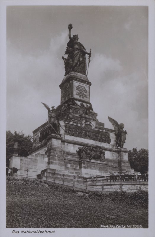 Nationaldenkmal，纪念德国统一的纪念碑，莱茵河畔的鲁德斯海姆，黑森州（b/w照片）。 作者 德国摄影师