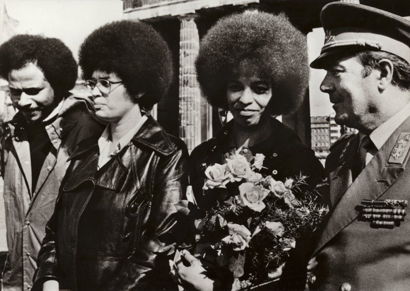 1972 年 9 月 11 日，勇敢的美国共产主义者和民权捍卫者安吉拉·戴维斯在勃兰登堡门受到德意志民主共和国民族人民军士兵的热烈欢迎（黑白照片） 作者 德国摄影师