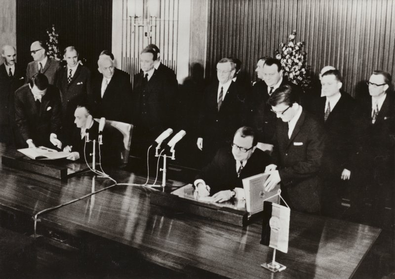 1972年5月26日，德意志民主共和国和德意志联邦共和国之间的第一个国家条约--《交通条约》在东德首都柏林签署（黑白照片）。 作者 德国摄影师
