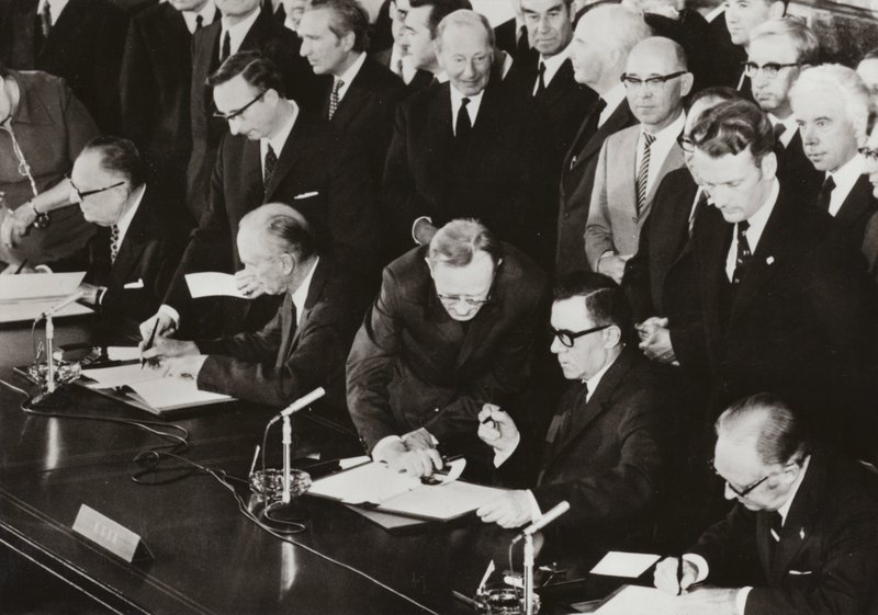1972 年 6 月 3 日，四国外交部长在西柏林美国部分以前由盟军控制委员会使用的大楼签署了西柏林四方协议的最终议定书（黑白照片） 作者 德国摄影师