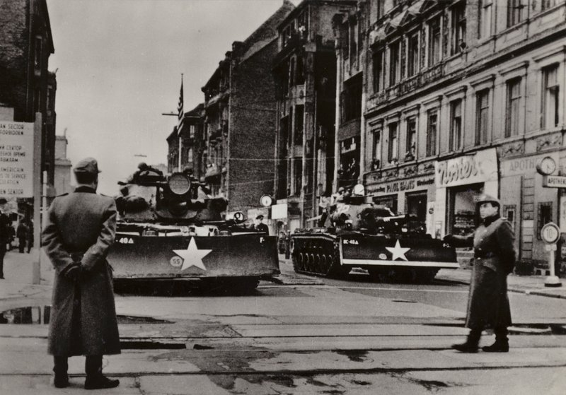 特别严重的挑衅行为始于1961年10月24日至28日，全副武装的美国士兵在坦克的支持下，多次侵犯德意志民主共和国的国家边界（黑白照片）。 作者 德国摄影师