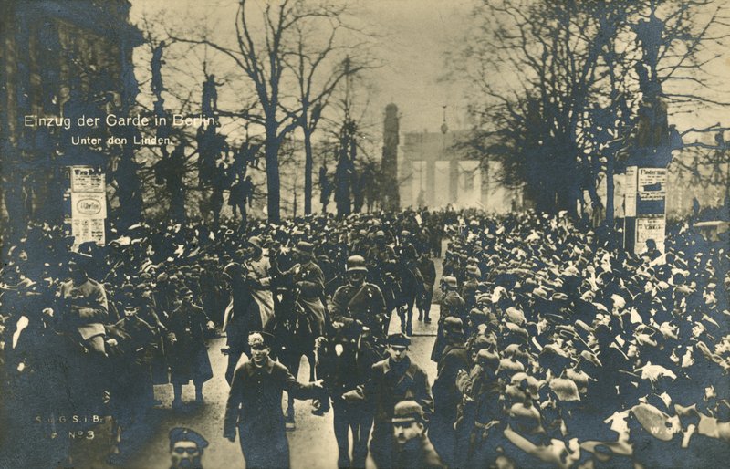 Returning German troops marching on Unter den Linden, Berlin, December 1918 (b/w photo) 作者 德国摄影师