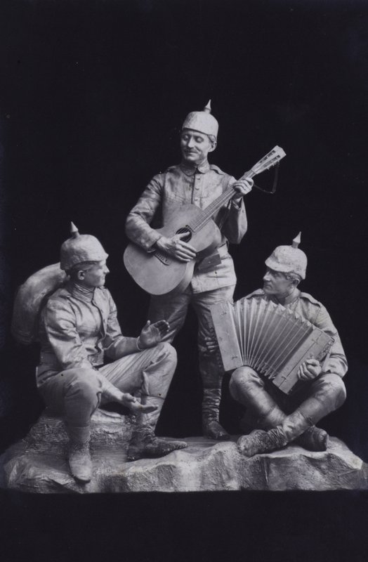 Sculpture depicting a group of First World War German soldiers playing music (b/w photo) 作者 德国摄影师