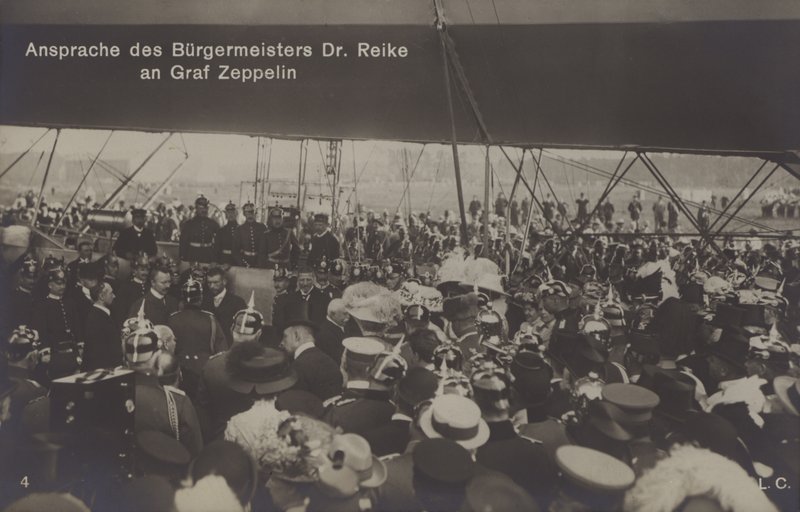 市长 Reike 博士对德国飞艇建造商 Graf Ferdinand von Zeppelin 的讲话（黑白照片） 作者 德国摄影师