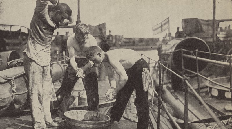 The daily wash aboard a German torpedo boat (b/w photo) 作者 德国摄影师