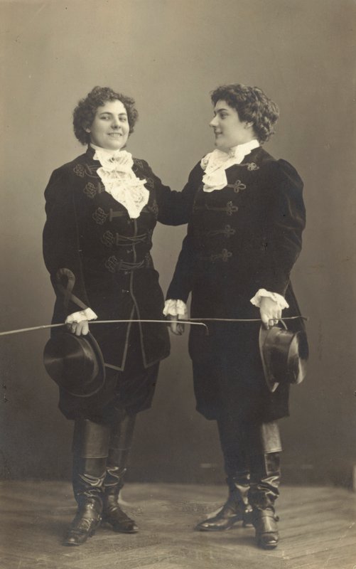 Two women in period costume (b/w photo) 作者 德国摄影师