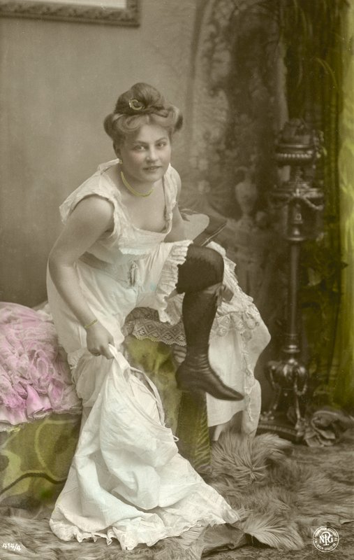Undressing girl (colour photo) 作者 德国摄影师