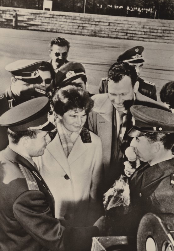 Valentina Tereshkova-Nikolayeva and Yuri Gagarin were heartily welcomed when they visited the frontier guards in Berlin on 20 October 1963 (b/w photo) 作者 德国摄影师